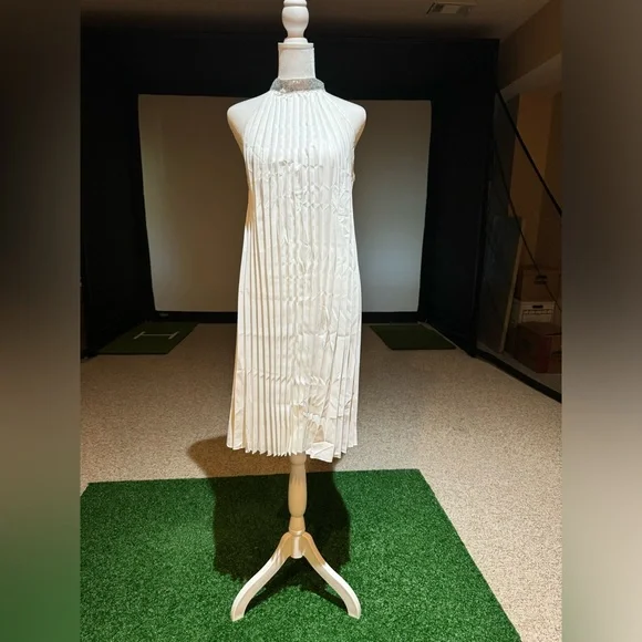 NWOT Pleated Halter Dress In White Size Medium Silver Sequins Around Neck - Picture 4 of 9